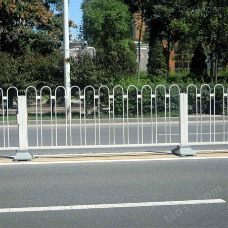【市政护栏】供应市政道路护栏 静电喷涂马路隔离栏 人行道安全护栏